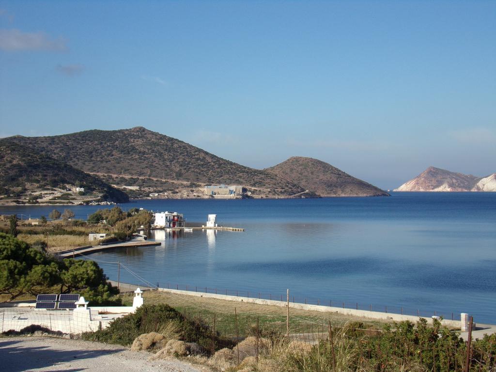 Palirroia (High Tide) Embourios (Milos) Exterior foto